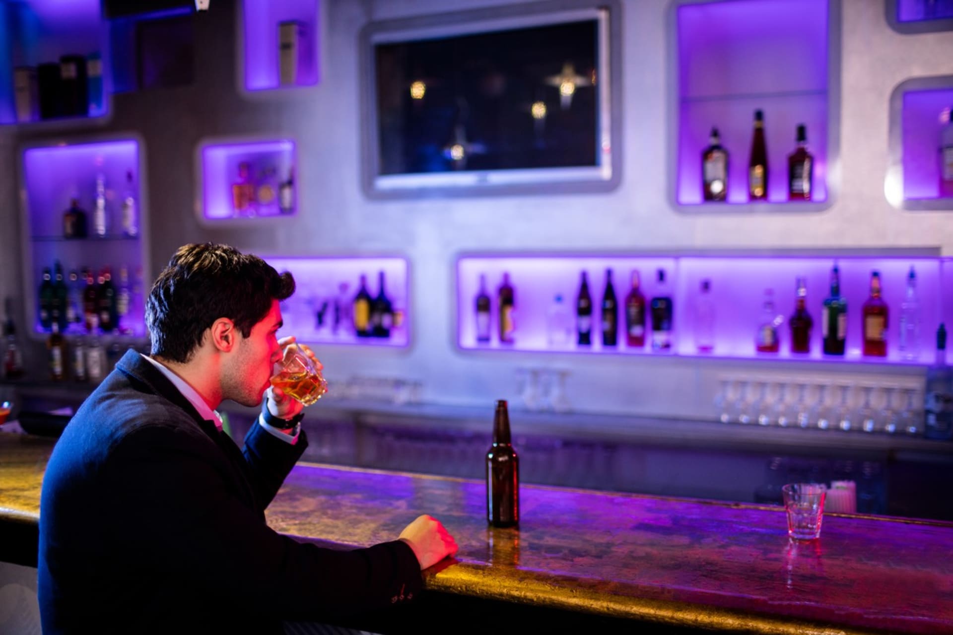 Vláda zakázala barům, hospodám i restauracím podávat lidem alkohol. (Ilustrační snímek)