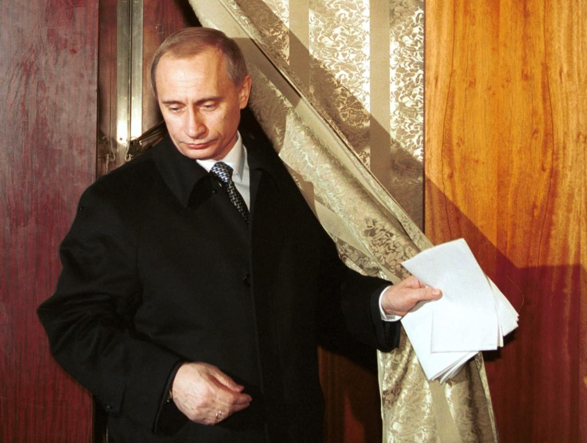 Vladimir Putin vzpomíná na staré časy (fotografie z roku 1999).