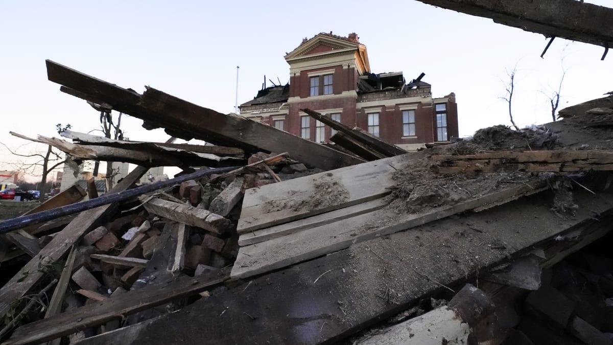 Než v noci na sobotu tornádo zničilo továrnu na svíčky na jihozápadě amerického státu Kentucky, chtěli mnozí zaměstnanci z areálu kvůli blížící se silné bouři odejít.