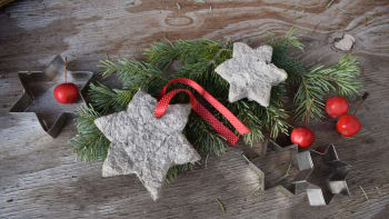 Vánoční ozdoby, které vypadají jako z betonu? Moderní dekoraci vyrobíte snadno