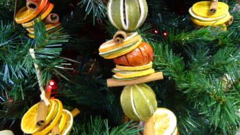 Vánoce s vůní citrusů: Vytvořte si řetězy, věnce a usušte celé pomeranče