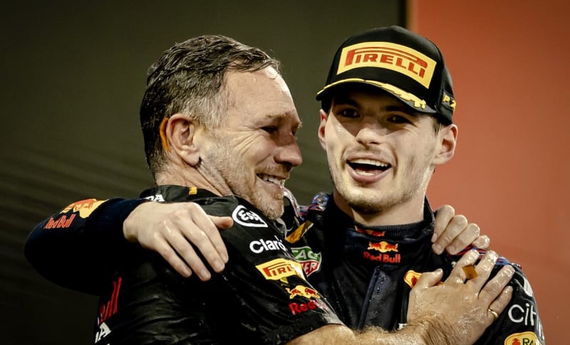 Šéf Red Bullu Christian Horner objímá čerstvého šampiona formule 1 Maxe Verstappena.
