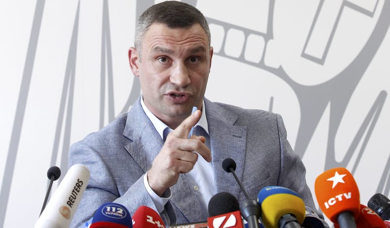 Kyjevský starosta a bývalý boxer Vitalij Kličko burcuje na tiskové konferenci v Kyjevě k podpoře Ukrajiny.