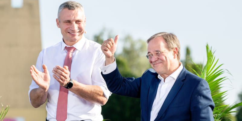 Vitalij Kličko (vlevo) přijel podpořit v kampani před volbami v Německu kandidáta CDU na kancléře Armina Lascheta.