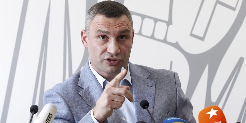 Kyjevský starosta a bývalý boxer Vitalij Kličko burcuje na tiskové konferenci v Kyjevě k podpoře Ukrajiny.