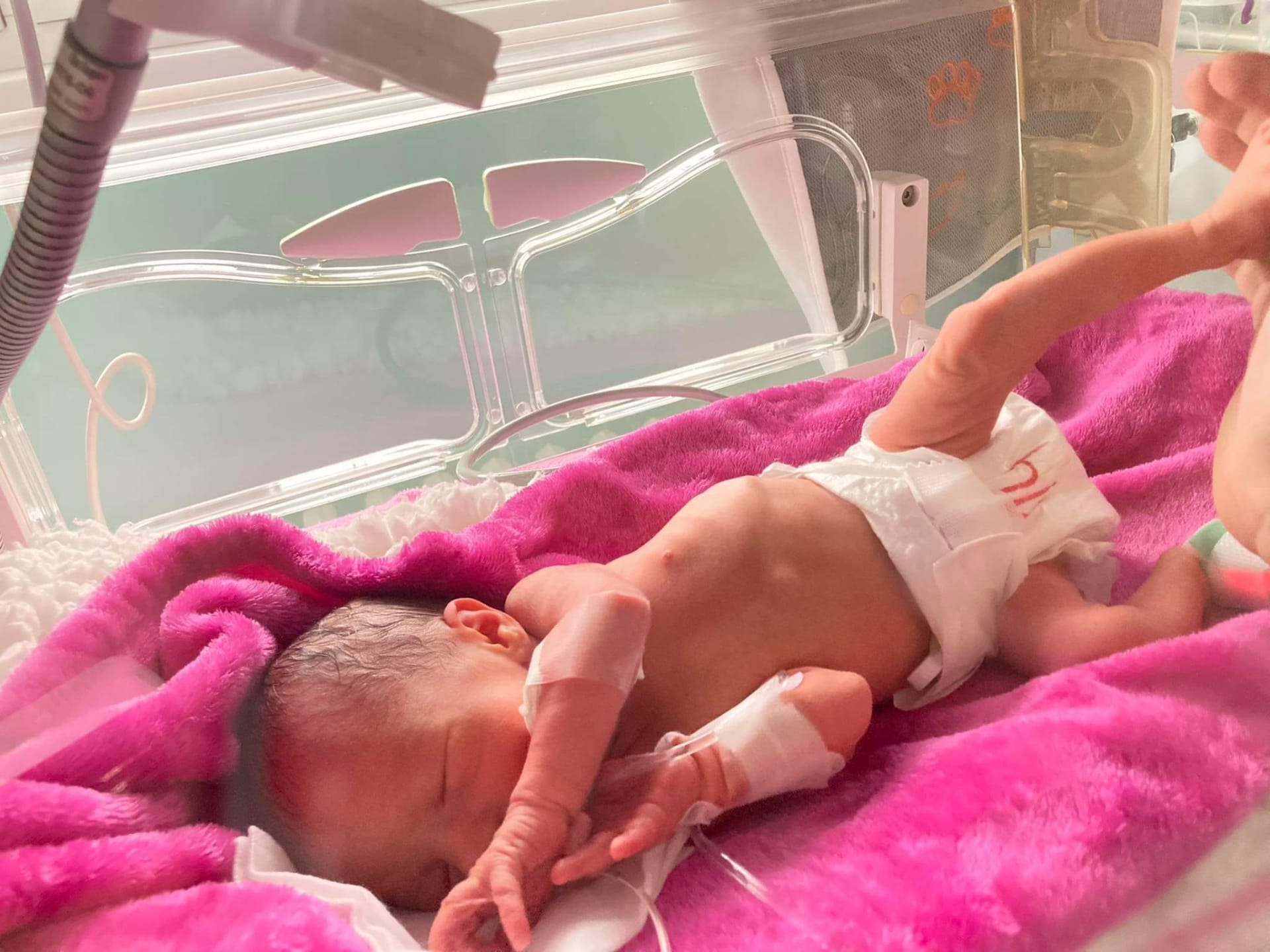 Malá Emma se narodila po převozu do nemocnice. Je v pořádku. 