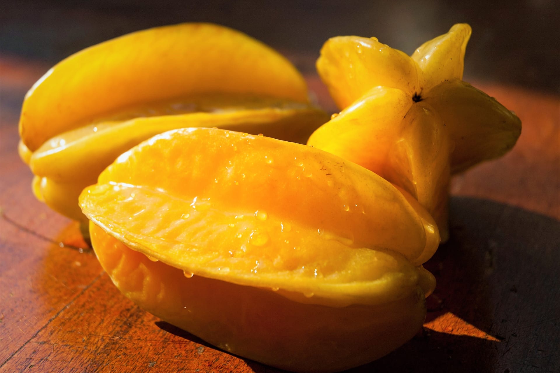 Karambola má zvláštní jablečno-citrusovou chuť a atraktvní vzhled