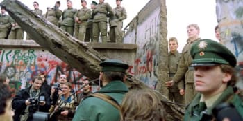 Zemřel novinář, který přispěl k pádu Berlínské zdi. Dotazem zaskočil německé komunisty