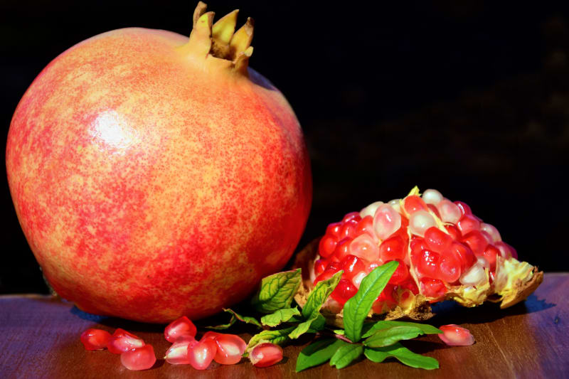 Plod granátového jablka na první pohled poznáte podle typické slupky rubínové barvy