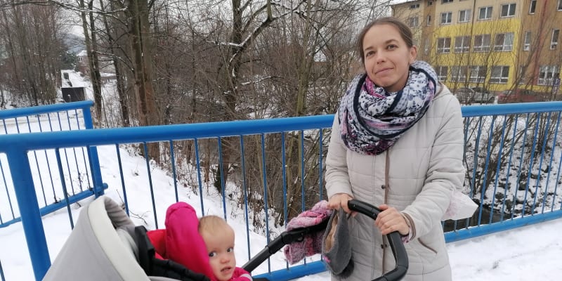 Mladá maminka Julia Mojaková z obce Čierne při Čadci je očkována již třikrát. A myslí si, že sousedy ovlivnili i antivaxeři z řad politiků, Robert Fico a Marian Kotleba.