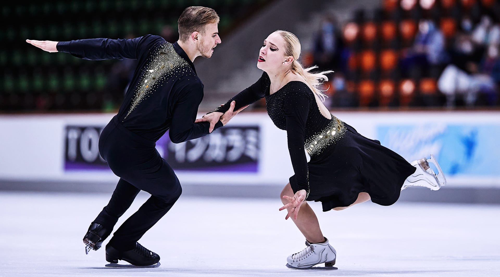 Natálie a Filip Taschlerovi během volného tance při závodech v německém Oberstdorfu, kde si v září 2021 zajistili účast na zimních olympijských hrách 2022.