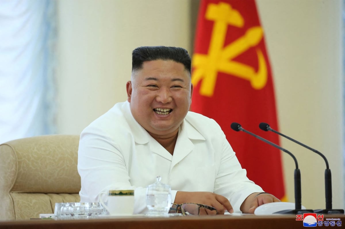 Fotka smějícího se vůdce Kim Čong-una z roku 2020, od té doby lídr mírně pohubl.