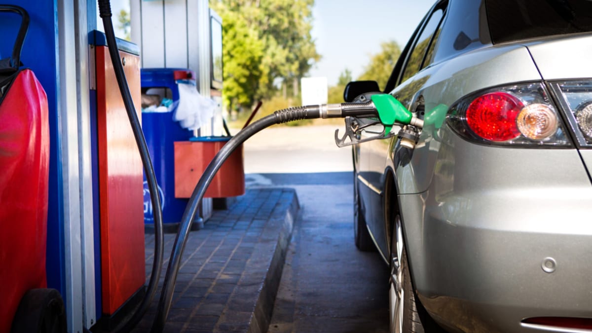 Zlevňování paliv v Česku pokračuje. Průměrná cena benzinu za týden klesla o 29 haléřů na 36,46 koruny za litr.