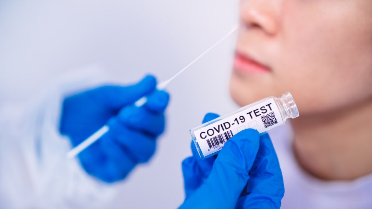 Počet nakažených covidem stále narůstá. Mnoho Čechů si proto klade otázku, jak je to s testováním na koronavirus.