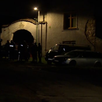 Policisty před střelbou v Doksech ohrožoval mladík nožem.