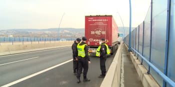 Z kamionu v Praze uteklo několik migrantů. Šofér je odhalil díky podezřelému klepání