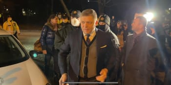 Slovenská policie zadržela a obvinila Roberta Fica. Mezitím mu někdo zdemoloval auto