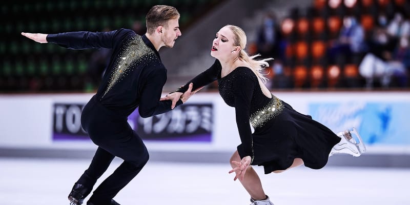 Natálie a Filip Taschlerovi během volného tance při závodech v německém Oberstdorfu, kde si v září 2021 zajistili účast na zimních olympijských hrách 2022.