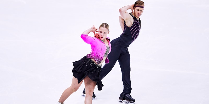 Natálie a Filip Taschlerovi během rytmického tance při závodech v německém Oberstdorfu, kde si v září 2021 zajistili účast na zimních olympijských hrách 2022.