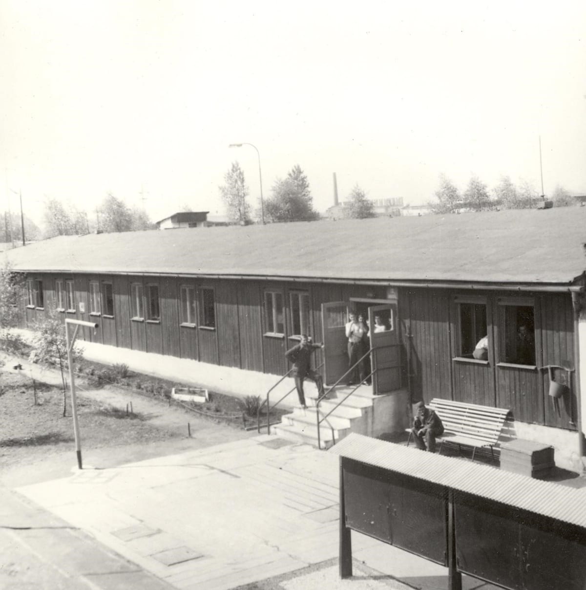 Dřevěné ubikace v areálu věznice v šedesátých letech