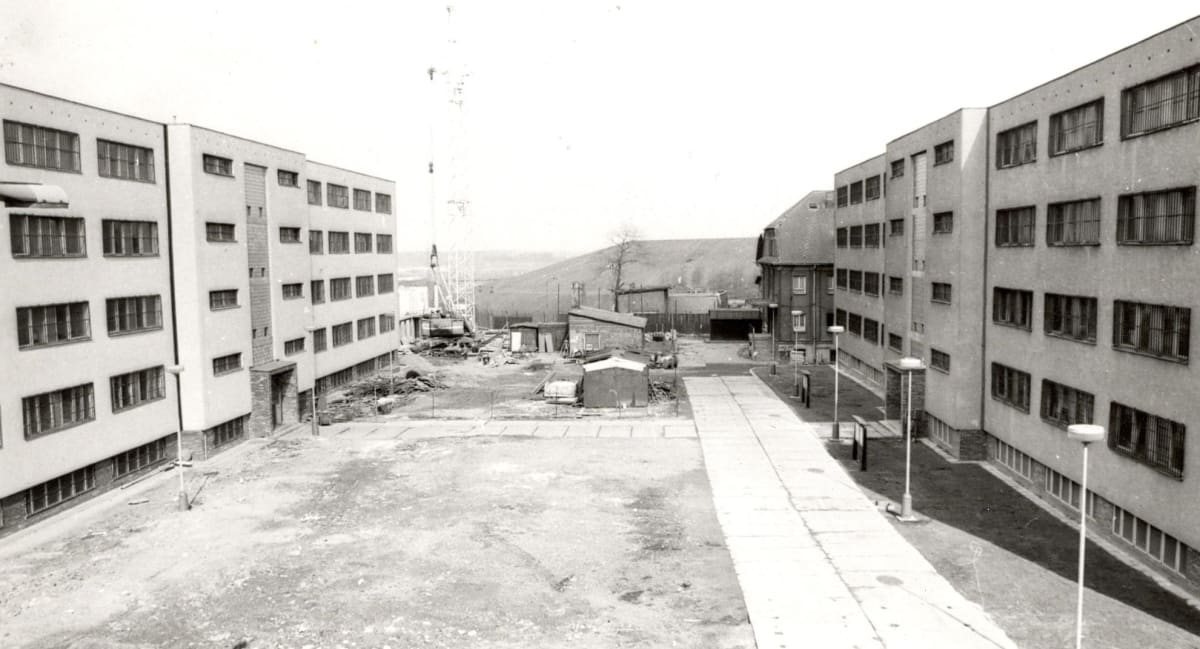 Věznice v Ostravě-Heřmanicích v době přestavby v osmdesátých letech