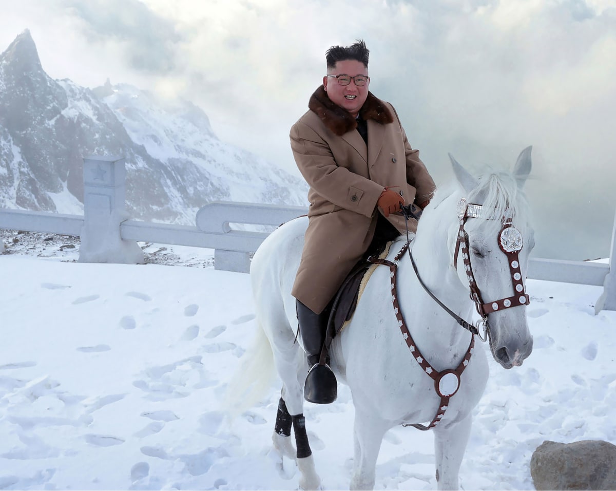 Režimu Kim Čong-una jsou připisovány mnohé brutality páchané na obyvatelstvu Severní Koreje. Sám vůdce se ale snaží působit idylicky. Příkladem je tato fotografie pořízená v roce 2019 na posvátné hoře Petku. 