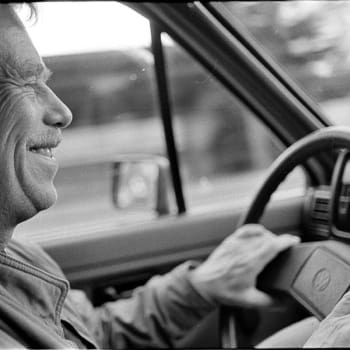 Václav Havel za volantem svého VW Golf v 80. letech.
