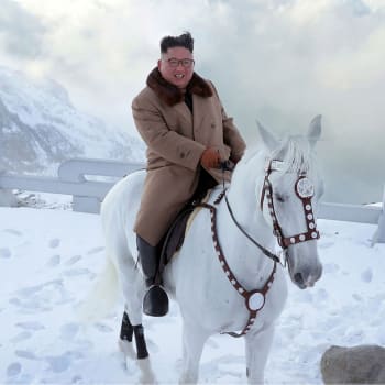 Režimu Kim Čong-una jsou připisovány mnohé brutality páchané na obyvatelstvu Severní Koreje. Sám vůdce se ale snaží působit idylicky. Příkladem je tato fotografie pořízená v roce 2019 na posvátné hoře Petku. 
