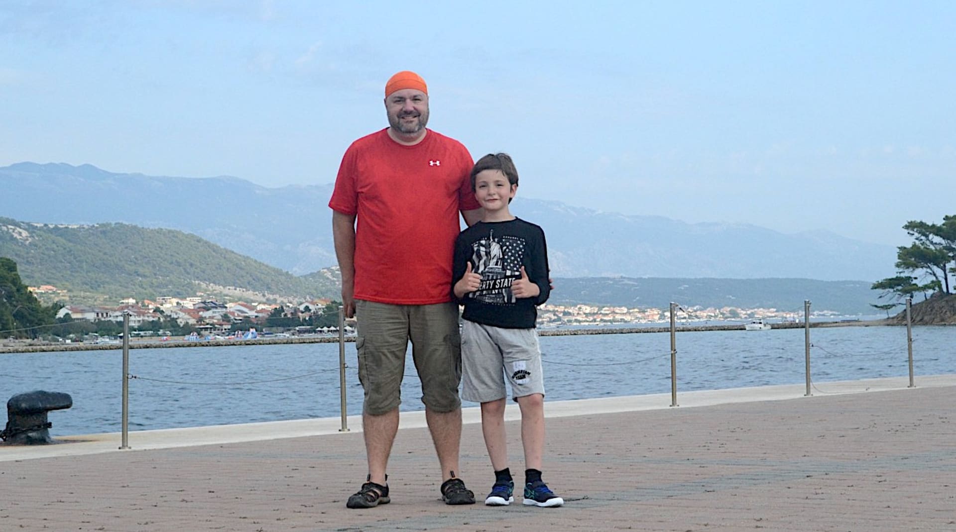 Petr Čižmár a jeho syn David, pozůstalí po Nadě Čižmárové, která zahynula při teroristickém útoku v prosinci 2016, se fotografují samospouští u moře. 