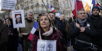Rozsáhlé demonstrace proti opatřením ve Francii. Do ulic znovu vyšly tisíce lidí