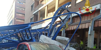 Tragédie v Turíně: Padající jeřáb přimáčkl tři dělníky, zemřeli. Další tři lidé se zranili