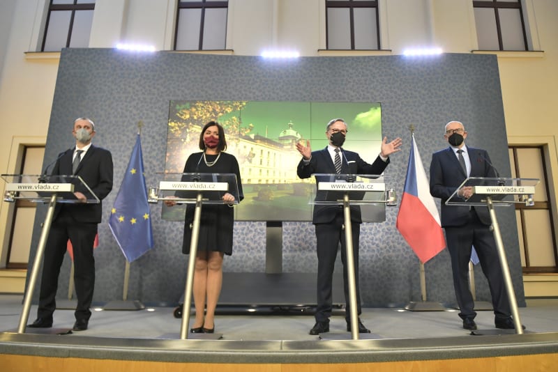 Petr Fiala (druhý zprava) uvedl do funkce trio nových ministrů.