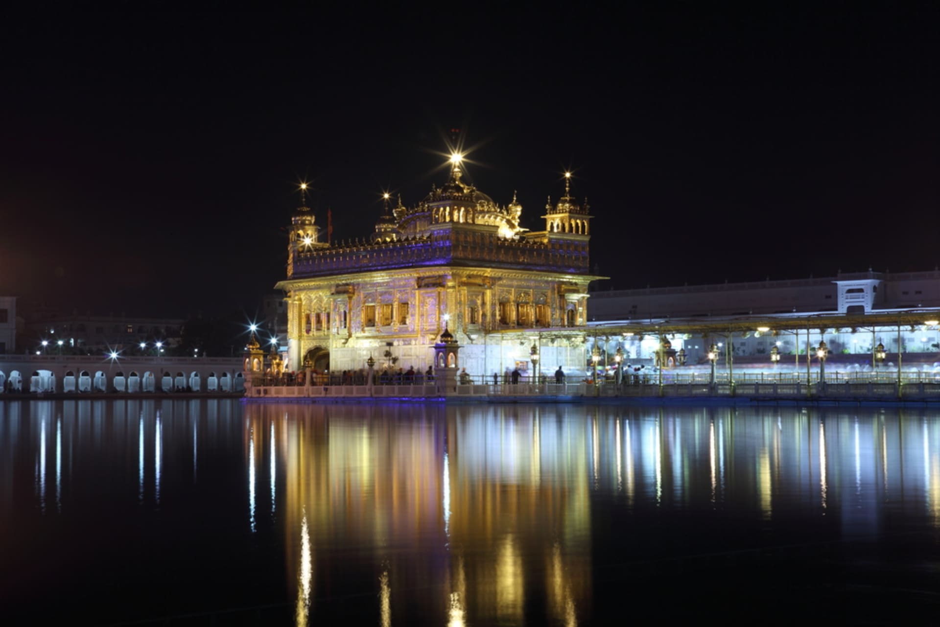 V severoindickém městě Amritsar byl ubit muž, který se údajně pokusil ve Zlatém chrámu, nejposvátnějším místě sikhů, spáchat svatokrádež.