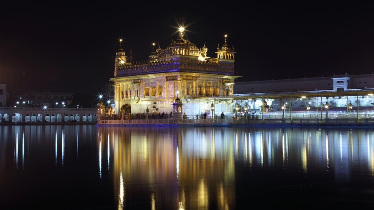 V severoindickém městě Amritsar byl ubit muž, který se údajně pokusil ve Zlatém chrámu, nejposvátnějším místě sikhů, spáchat svatokrádež.
