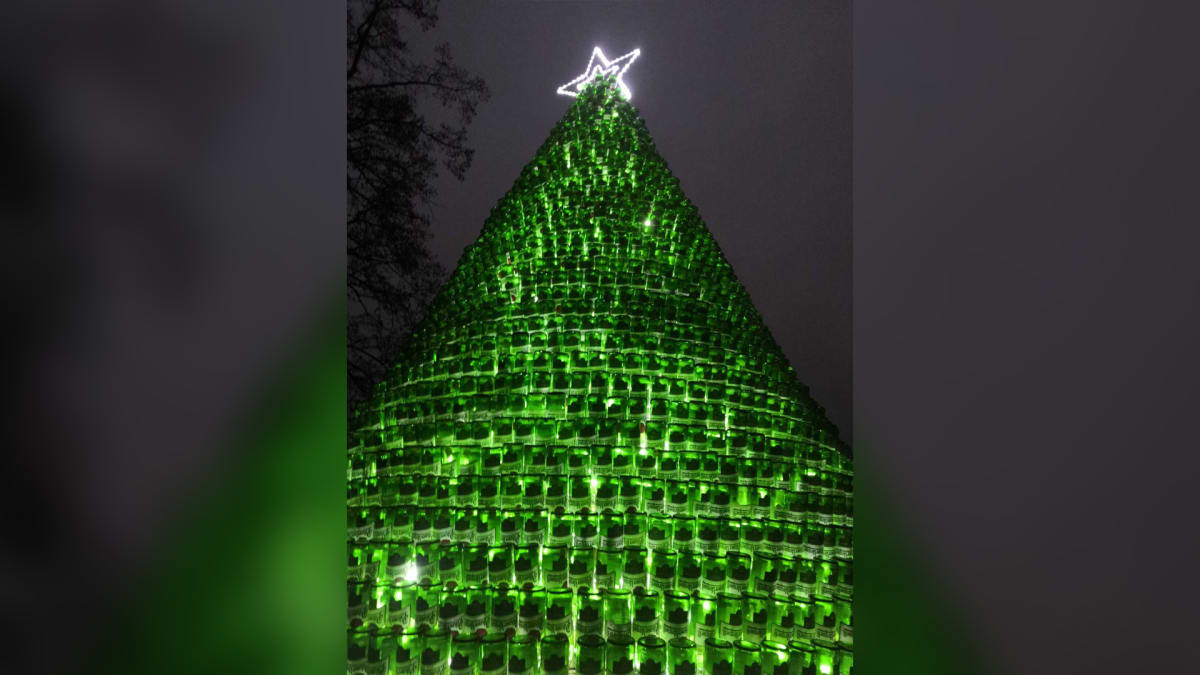Vánoční strom z pivních lahví