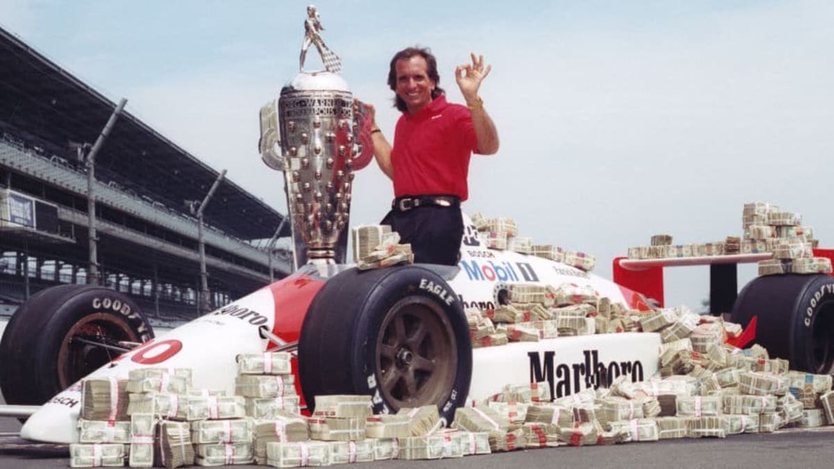 Fittipaldi v roce 1993 po vítězství v Indy 500 s dolary za vítězství.