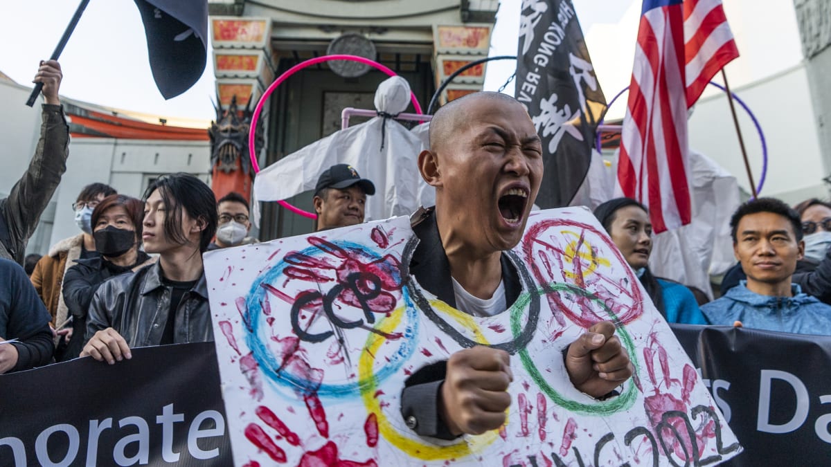 Po světě probíhají akce a protesty proti zimním olympijským hrám v Pekingu. Demonstrantům vadí porušování lidských práv v Číně.
