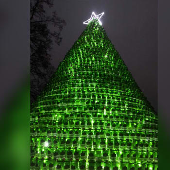 Vánoční strom z pivních lahví