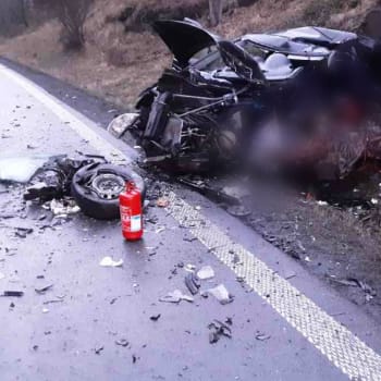 Při čelní srážce dvou osobních automobilů ve stoupání silnice I/35 u Mohelnice na Šumpersku zemřel řidič.