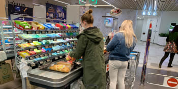 Supermarkety rozjely nový koncept „upovídaných pokladen“. Oceňují je nejen senioři