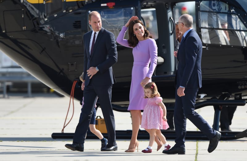 Princ William s rodinou u helikoptéry