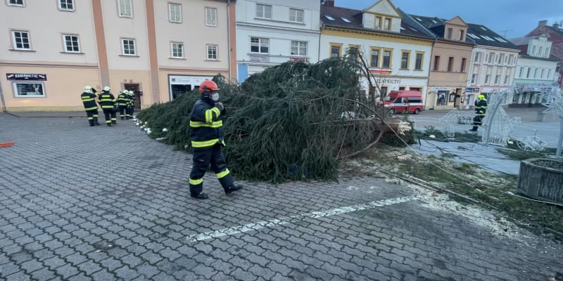V Litvínově na náměstí spadl kvůli silnému větru vánoční strom. 