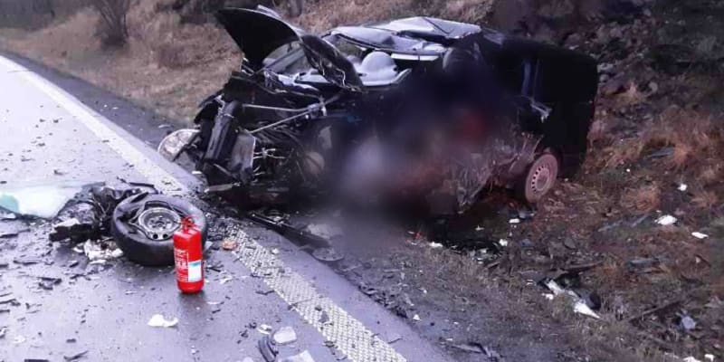 Při čelní srážce dvou osobních automobilů dnes ve stoupání silnice I/35 u Mohelnice na Šumpersku zemřel řidič.
