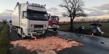 Tragická nehoda na Kolínsku: Dva lidé zemřeli při srážce osobního a nákladního vozu