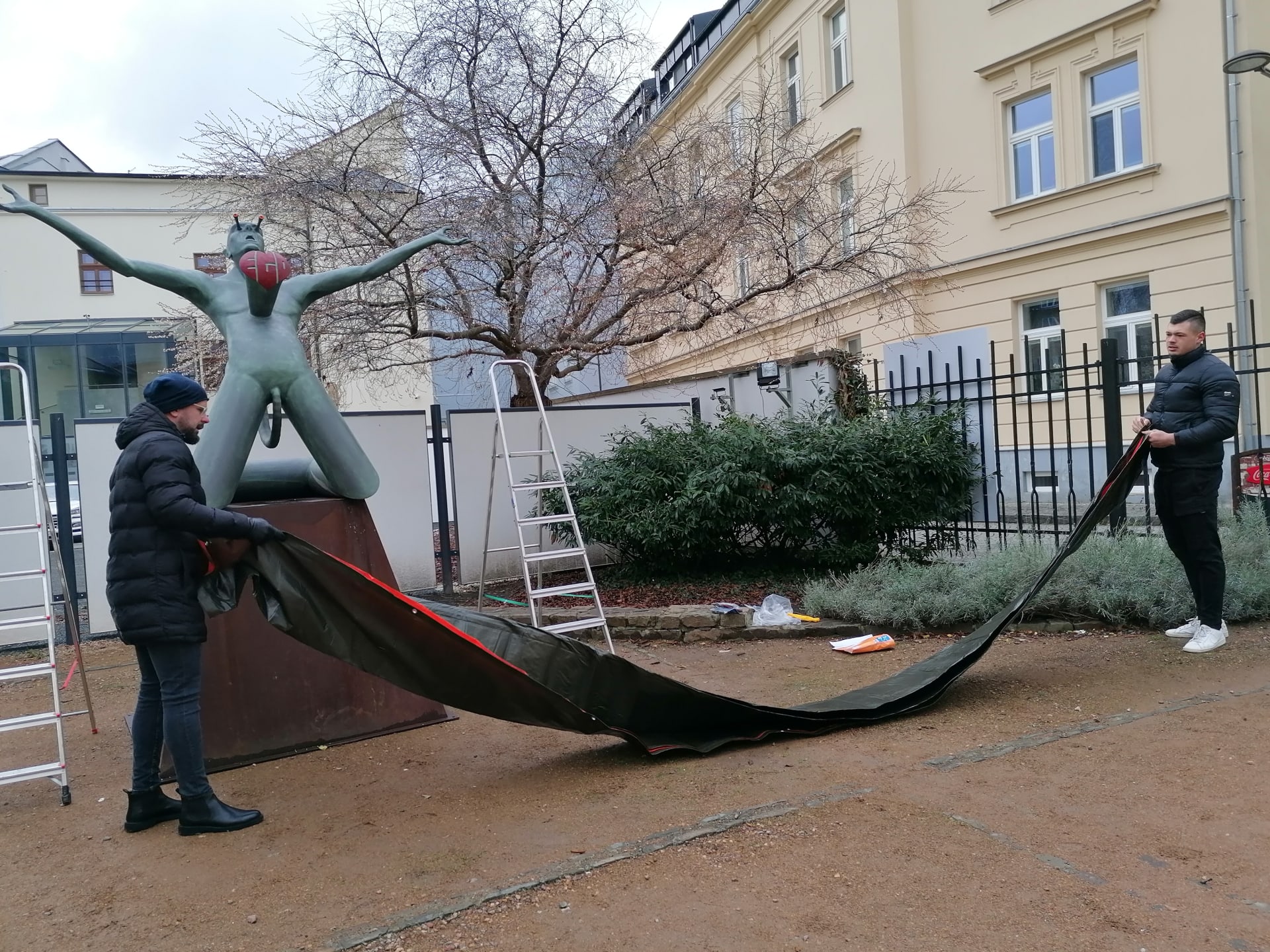 Zahalování skulptury Ego v Opavě sochaře Libora Hurdy, která pobouřila veřejnost.