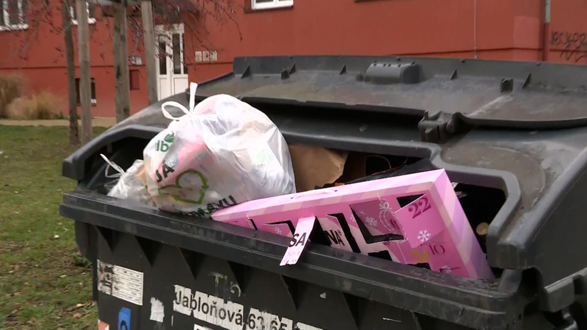 Od nového roku si v některých městech lidé připlatí za svoz odpadu.