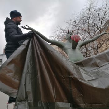 Zahalování skulptury Ego v Opavě sochaře Libora Hurdy, která pobouřila veřejnost.