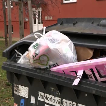 Od nového roku si v některých městech lidé připlatí za svoz odpadu.