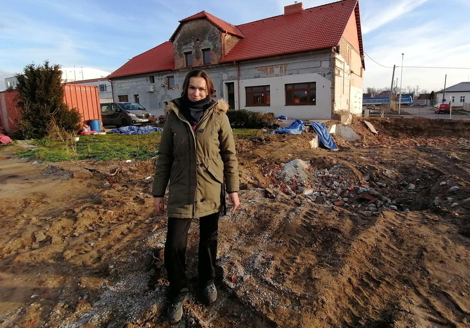 Aneta Stibůrková před hospodu v Lužicích. Ani šest měsíců po tornádu se rodinný podnk nepodařilo zprovoznit, nemá finance. Vpravo i vlevo od hostince stály domy tetiček, oba zničilo tornádo.