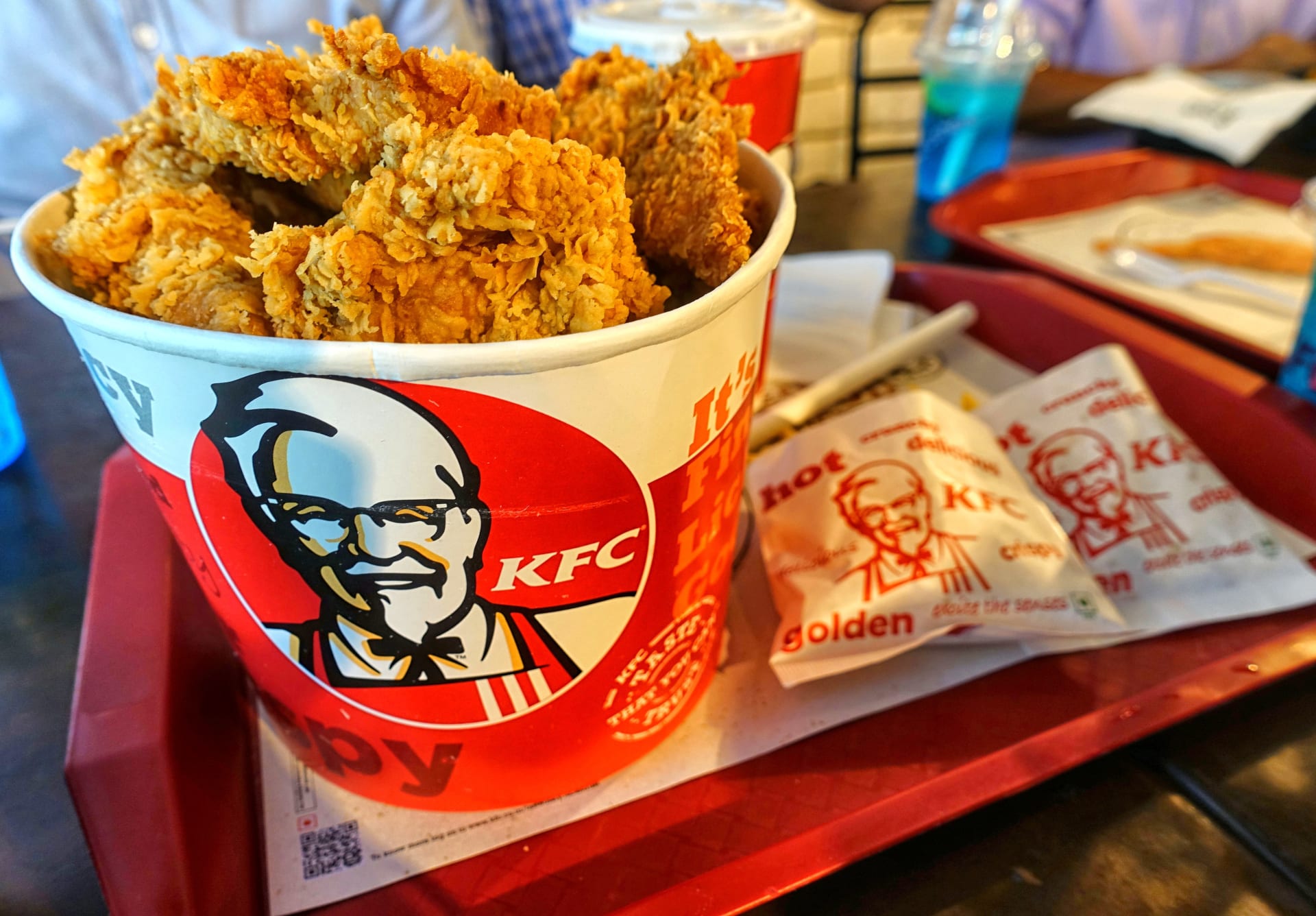 Žena našla v jídle z KFC smaženou kuřecí hlavu i se zobákem. Ilustrační foto.
